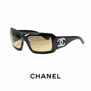 CHANEL Black Sunglasses with Mother Of Pearl CC and Brown Gradient Lenses